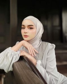 Hijab Pose Idea, Photoshoot Ideas Hijab, Hijab Makeup Look, Hijab Photoshoot Ideas, Scarf Fashion Photography, Hijab Photoshoot, Hijab Photography, Asian Wedding Makeup, Hijab Model