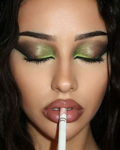 Fun Glam Makeup, Brat Girl Summer Makeup, Brat Summer Makeup, Brat Makeup Look, Iconic 80s Makeup Looks, Club Eye Makeup, Green Editorial Makeup, Makeup For Green Outfit, Club Makeup Night