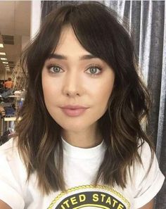 Medium Length Hair Long Bangs, Inverted Lob With Bangs, Long Lob With Bangs, Off Center Part Hairstyles, Textured Lob With Bangs, Medium Hair Bangs, Dark Hairstyles, Medium Haircuts With Bangs, Medium Length Hair With Bangs