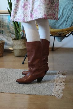 Vintage 80s leather low heel slouchy cowboy boots with beautiful side leather abstract detailing. Perfect with jeans or summer skirts and dresses. Or if you want to go out of comfort zone pair them with elegant trousers and blazer. Marked size 37, they fit modern 36,5 Eu Outside leather, wooden heel, lined with checkered cotton textile. Trade mark Deichmann City Very good vintage condition, used couple of times, have some minor signs of years, overall excellent in quality and look. Vintage Heeled Boots With Round Toe For Spring, Retro Spring Heeled Boots With Pointed Toe, Vintage Round Toe Heeled Boots For Spring, Retro Pointed Toe Boots For Spring, Retro Wide Calf Boots For Fall, Vintage Fitted Boots For Spring, Retro Fitted Heeled Boots For Spring, Retro Style Fitted Heeled Boots For Spring, Retro Spring Heeled Boots