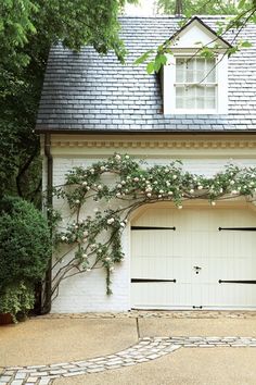 an image of a white house with ivy growing on it's roof and the words, an entry from note to self