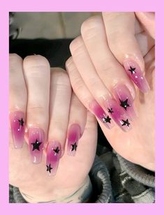 Diseño de uñas #uñas #uñasdegel #unasfrancesas #nails #nailart #nailsofinstagram #naildesign #nailsoftheday #nailartdesigns #coquette Black Design On Pink Nails, Pink Nails Black Stars, Star Nails Pink And Black, Pink Black Outfit Ideas, Star Nails Inspo Y2k, Pink Nails With Black Stars, Mail Inspo Y2k, Pink Star Nails Y2k, Nails Ideas Black And Pink