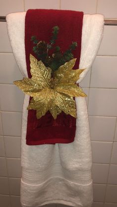 Christmas Bathroom Towel Decor, Bath Towel Decorating Ideas, Bathroom Towel Decor Ideas, Bathroom Decor Art, Towel Folding Ideas, Towel Folding, Towel Display, Folding Ideas, Bathroom Towel Decor