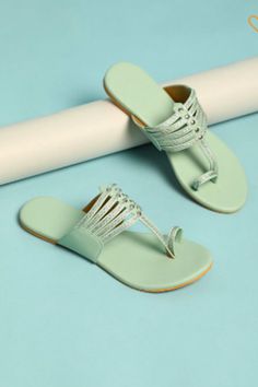 Indian Sandals Flats, Indian Sandals, Elegant Shoes Heels, Bride Heels, Indian Shoes, Trending Womens Shoes, Heels Casual, Fashion Shoes Sandals, Cute Slippers