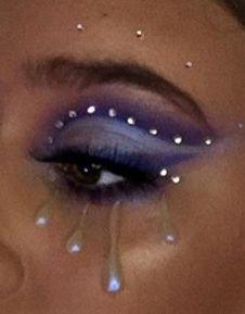 Euphoria Inspired Hair, Eyeshadow Looks Euphoria, Party Eyeshadow Looks, Euphoria Make Up Looks, Blue Euphoria Makeup, Aesthetic Eyeshadow Looks, Euphoria Party Makeup, Euphoria Aesthetic Makeup, Euphoria Hair Looks