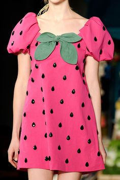 Strawberry Dress, Moschino Cheap And Chic, Colourful Outfits, Look Cool, Diy Fashion, Look Fashion, Pretty Dresses, Aesthetic Clothes, Moschino