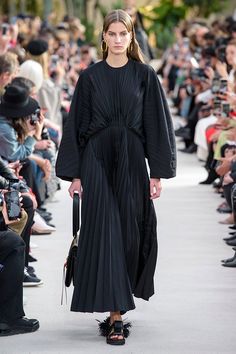 Valentino Spring 2019 Runway - theFashionSpot Crisp White Blouse, Looks Black, Spring Street Style, Fashion Quotes, Paris Fashion