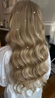 Pearls: Casual Hairstyles for Everyday chic Prom Hair With Pearls In It, Prom Hair Pearls Half Up Half Down, Pearl Hairstyles Down, Elegant Hairstyles Down Straight, Pearls In Hair Down Wedding, Pearls In Hair Wedding Hair Down, Bridal Hair Curled Half Up Half Down, Bedazzled Wedding Hair, Prom Hair Down With Bangs