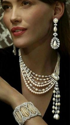 Models Without Makeup, Photos Of Models, Jewelry Cartier, Pearl Necklace Designs, Diamonds Jewelry, Graphic Design Software, Exclusive Jewelry, Fabulous Jewelry, Midi Skirts