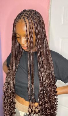 Curly Ends Knotless Box Braids Brown And Black Knotless Braids With Curls, Medium Knotless Box Braids Curly Ends, Braids With Curls Peekaboo, Mid Length Box Braids With Curly Ends, Normal Braids Hairstyles, Colour 30 And 33 Box Braids, Notlessbox Braids With Curls With Color, Knotted Box Braids, Knotless Braids With Curled Ends