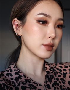 makeup maquillaje selmila kbeauty koreanmakeup makeuplook thebeauty Makeup Ala Korea, Makeup Asia, Vaseline Beauty Tips, Korean Makeup Tips, Korean Beauty Tips, Korean Makeup Look, Cute Eyeshadow Looks, Korea Makeup, Makeup Hacks Beauty Secrets