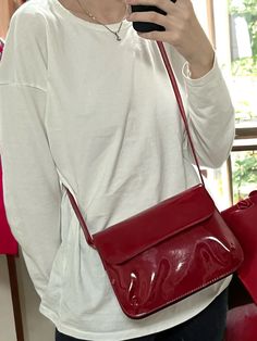 This Retro Patent Leather Shoulder Bag is designed to complement the style of women by combining elegance and luxury. In a vibrant red color, this bag stands out with its eye-catching design and high-quality materials. The gold-colored details and buckles contribute to the bag's graceful and chic appearance. With a spacious interior, this bag is ideal for everyday use. The shoulder strap, adorned with a gold-colored chain, adds a modern touch, making it a perfect choice to reflect the style of a Evening Satchel Bag With Detachable Strap, Clutch Shoulder Bag With Mobile Phone Bag, Red Box Bag For Travel, Handheld Flap Bag For Daily Use, Clutch Bag With Removable Pouch, Rectangular Evening Bag For Shopping, Rectangular Mobile Phone Shoulder Bag, Crossbody Baguette Bag With Detachable Strap As Gift, Chic Red Crossbody Baguette Bag