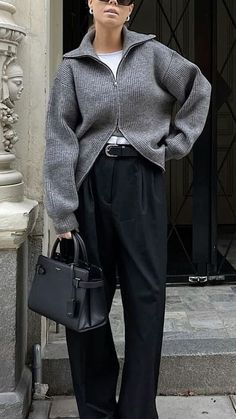 Minimalism Outfit Aesthetic, Garconne Style Outfit, Knitwear Street Style, Tailored Outfits, Grey Sweater Outfit, Street Style 2023, Winter Neutral, Casual Outfits For Women, Style 2023