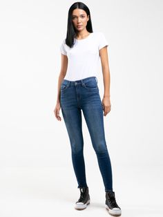 High waist jeans to obecnie jedne z najczęściej kupowanych spodni damskich. W końcu każda kobieta marzy o pięknie wymodelowanej sylwetce i nogach do samej ziemi. SPODNIE JEANS DAMSKIE ARIANA 399 marki BIG STAR są idealnie dopasowane. Jeansy z wysokim stanem podkreślają wszystkie atuty kobiecego ciała, jednocześnie ukrywając ewentualne niedoskonałości. Spodnie z przetarciami są modne już od dawna i nic nie zapowiada, żeby miało się to zmienić. Skinny jeans doceniają przede wszystkim kobiety, któr Fitted Medium Wash Cropped Jeans, Dark Wash Slim Fit Full-length Bottoms, Slim Fit Medium Wash Bottoms, Fitted Everyday Jeans, Fitted Denim Jeans With Standard Cut Leg, Classic High Rise Elastane Bottoms, Everyday Fitted High Rise Jeans, Everyday High Rise Fitted Jeans, Fitted High Rise Jeans For Everyday