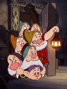 an image of snow white and the seven dwarfs with text that reads que tengan una lindaa noche bendciones