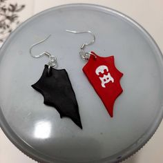 Pair of how to train you dragon toothless earrings! Approx 3cm x 1.5cm Toothless Jewelry, How To Train Your Dragon Gift Ideas, Toothless Tail, Diy Best Friend Gifts, Funny Earrings, Dragons Gift, Dragon Earrings, Dragon Trainer, Cute Clay