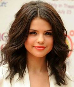 Bob ondulado Selena Gomez Hair, Medium Length Curly Hair, Long Bob Hairstyles, Hair And Beauty, Cut My Hair, Hairstyles For Round Faces, Long Hairstyles