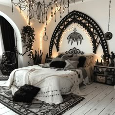 Monochrome Magic: Boho Bedroom with Plants and Lights Black Boho Bedroom, Gothic Decor Bedroom, A Modern House, Boho Bedroom Design, Dream Bedroom Inspiration, Dark Home Decor, Goth Home Decor, Black Boho, Cozy Room Decor