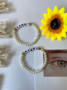 Pulsera inspirada en Harry Styles Incluye un sticker de Harry Es elástica y mide 5/6 cm de diámetro Harry Styles Bracelets, Fashion Bracelets, Arm Band, Harry Styles, Beauty Book, Jewelry Bracelets, Spain, Accessory Gift, Beaded Bracelets