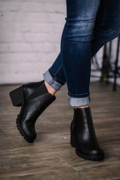 Closet Basics, Outfit Botas, Winter Wedding Outfits, Boots Outfit Ankle, Wardrobe Capsule, Fall Booties, Classy Shoes, Practice Outfits