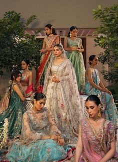 South Indian Bridesmaids Outfits, South Indian Bridesmaids, Clothes Pakistani, Cultural Aesthetic, Bridal Shower Photography, Wedding Group Photos, Pakistani Aesthetic, Bridesmaid Poses