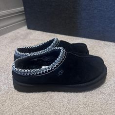 Black tazman Uggs woman’s size us7 barely worn, need out of my closet send offers!! Ugg Slippers Women, Women's Slippers, Slipper Shoes, Womens Uggs, Slippers, Women Accessories, Women Shoes, Outfit Accessories, My Closet