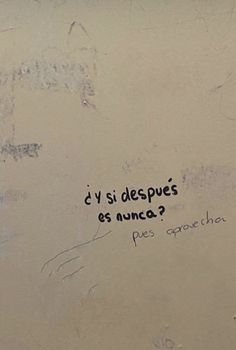 graffiti written on the side of a wall with writing in spanish and english, which reads divisi despues as nunca?