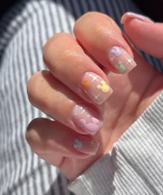 nails with pastel mickey mouse ears on them Cute Mickey Mouse Nails, Nail Designs For Disneyland, Disney Gel Manicure Ideas, Disney Nails Lilo And Stitch, Disney New Years Nail Designs, Nail Inspo For Disney, Simple Short Disney Nails, Disney World Acrylic Nails, Disney Easy Nails