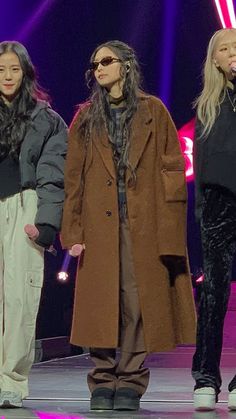 Jennie Uggs Outfit, Jennie Blackpink Winter Outfit, Jennie Kim Winter Outfit, Blackpink Winter Outfits, Jennie Winter Outfit, Soundcheck Outfit, Jennie Outfits, Kim Brown, Wide Leg Jeans Outfit