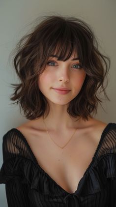 Stay ahead of the curve with shattered bob trends. Explore the haircut that's defining style in 2024 and make a bold statement. Shoulder Length Bobs, Shattered Bob, Work Hair, Healing Room, Luxury Photography, Choppy Bob Hairstyles, Short Wavy Hair, Classy Fashion, Dirty Blonde