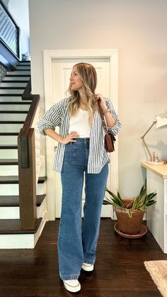 Ootd Jeans High Waist, Widelegjeans Outfit Aesthetic, Wide Leg Jeans Outfit Casual Sneakers, Wide Leg With Sneakers, How To Dress Wide Leg Pants, Sneakers With Wide Leg Pants, Midsize Wide Leg Jeans, Wide Leg Denim Outfit Winter, Wide Leg Casual Outfit