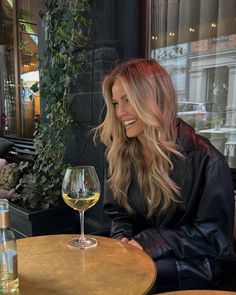 Natural Brunette To Blonde Balayage, Thing Long Hair Styles, Long Beige Blonde Hair, Blonde Hair Autumn, Blonde Hair For Dark Hair, Lived In Neutral Blonde, Autumn Blonde Hair 2023, Lived In Blonde Long Hair, Blond Inspo Hair