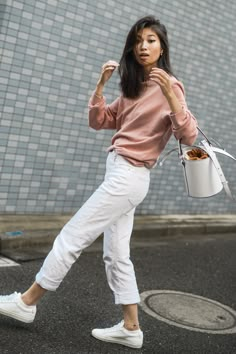 White Bucket Bag Outfit, White Bag Outfit Summer, Cream Bag Outfit, White Purse Outfit, Ideas De Outfits Aesthetic, Bucket Bag Outfit, White Bag Outfit, Aesthetic Blanco, Bucket Bags Outfit