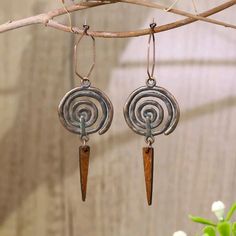 Pair Of Vintage Boho Spiral Dangle Earrings Eardrop Length: 3 Inches (7.5 Cm) Width: 1 Inch (2.5 Cm) Rivet Jewelry, Copper Earrings Handmade, Wire Jewelry Earrings, Organic Earrings, Hammered Jewelry, Earthy Jewelry, Dangle Earrings Boho, Beaded Earrings Tutorials, Jewelry Design Inspiration