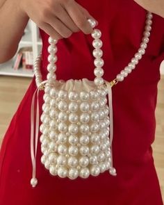 İnci zerafeti diye bir şey var 🔥👍🏻 . . . . #kesfetteyim #kesfet #inci Pearl Purse, Pearl Clutch Bag, Bridal Clutch Bag, Crystal Purse, Wedding Handbag, Bead Weaving Tutorials