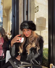 Laura Celia | 🐻 ☕️ | Instagram Laura Celia, Ski Fits, Black Hair Makeup, Fur Coat Outfit, Fitness Inspiration Body, Russian Fashion, Instagram Photo Inspiration, Winter Aesthetic