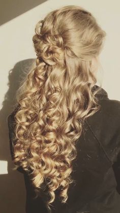 Curly Blonde Hair Styles, 1813 Hairstyles, Prom Updos For Curly Hair, Hairstyle For Dinner, Hairstyle With Roses, Golden Curly Hair, Ethereal Hairstyles, Hair Styles Art