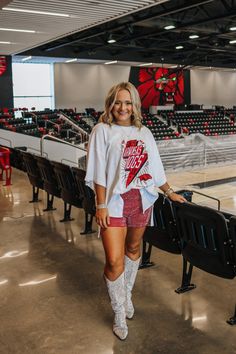 Step up your game with this lightning bolt tee featuring the iconic Arkansas Razorback. Bring the thunder and show off your quirky side with this white tee. Perfect for any Razorback fan, this playful shirt will surely turn heads. (Go hogs!) Rhinestone Shorts, Arkansas Football, College Gameday Outfits, Arkansas Razorback, Cheer Coaches, Arkansas Razorbacks, Shine Bright Like A Diamond, Gameday Outfit, Dressed To Kill