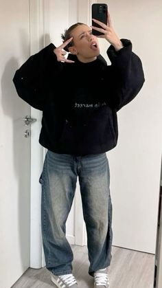 Hoodie Aesthetic Outfit, Black Hoodie Aesthetic, Baggy Jeans Outfit Winter, Lisa Lucchetta, Black Hoodie Outfit, Outfit Campus, Blue Baggy Jeans, Outfit Shein, Mode Ulzzang