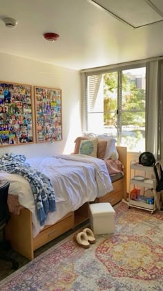 Ucsb Dorm, Preppy Dorm Room Ideas, Single Dorm Room, Dorm Vibes, College Apartment Ideas, Minimalist Dorm, Dorm Room Rugs, Pink Dorm Rooms