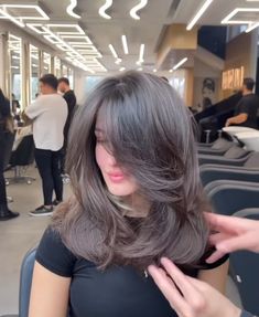 Hande Ercel Haircut, Haircut For Dry Hair, Just Below Shoulder Length Hair, Oval Layered Haircut, European Haircut, Butterfly Cut Hair Medium, Chest Length Haircut, Layered Mid Length Hair, No Make Up Make Up Look