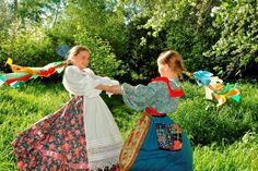 Славянские танцы. Slavic Nostalgia, Russian Traditional Clothing, Slavic Folklore, European Aesthetic, Russian Culture, Ukrainian Art, Russian Folk, Folk Dresses, Folk Costume