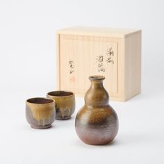 Hozan Kiln Goma Gourd‐shaped Bizen Ware Sake Set - MUSUBI KILN - Quality Japanese Tableware and Gift Furoshiki Wrapping, Japanese Word, Large Jar, Kiln Firing, Diy Crafts Room Decor, Japanese Words, Tea Ceremony, A Pattern