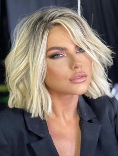 36 Cool short bob hairstyles for fine hair to try now - Lily Fashion Style Crystal Gayle, Costumes 2023, Sleek Short Hair, Ice Blonde Hair, Hairstyles For Fine Hair, Trending Hair, Colors 2023, 2023 Hair, Blonde Bob Hairstyles