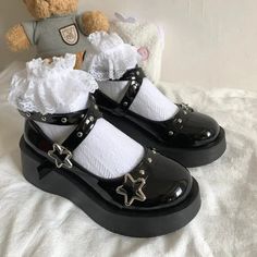 Diese Mary Janes vereinen Niedlichkeit und Stil mit verstellbaren Kreuzriemen mit Sternschnallen und Metallakzenten. Die Gummilaufsohle sorgt für Strapazierfähigkeit. Perfekt für einen süßen Party- oder Festival-Look oder für alle, die den Soft-Girl-Stil bevorzugen. Verstellbare Kreuzgurte mit Sternschnallenverschluss Mary Shoes, Harajuku Shoes, Shoes Preppy, Shoes Star, Mary Jane Platform Shoes, Zapatos Mary Jane, Gothic Shoes, Dr Shoes, Platform Shoe