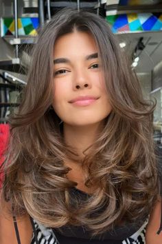 Torne o seu corte de cabelo em forma de borboleta mais divertido, virando as pontas para fora para criar um estilo divertido e despreocupado. // Crédito da foto: instagram @jeanclaudeelmoughayar Caramel Brown Hair Color, Caramel Brown Hair, Long Bobs, Long To Short Hair, Extreme Hair, Hairstyles For Layered Hair, Long Bob Hairstyles, Hair Makeover