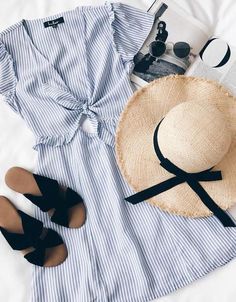 stripe dress and straw hat Chique Outfit, Look Retro, Prom Pictures, Beauty Dress, Blogger Style, Dress Clothes, Vertical Stripes, Fashion Mode, Style Outfits