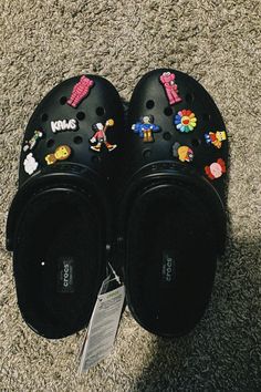 Black Crocs With Charms Ideas, Crocs Pins Ideas, Croc Charm Display, Crocs Gibbets, Fits With Crocs, Black Crocs Aesthetic, Black Crocs With Jibbitz, Black Crocs With Charms, Crocs Inspiration