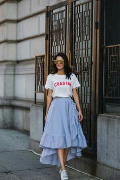 Vestiti In Jeans, Rok Outfit, Long Skirt Outfits, Spring Mood, Skirt And Sneakers, Mode Casual, Cooler Look, Blue Skirt, Ruffle Skirt