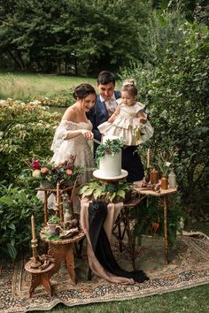 Happy Monday, lovelies! Today’s styled shoot comes from our lovely Gold Member and Hertfordshire wedding photographer Becky Harley. ... The post Renewed vows – a sustainable love story appeared first on The English Wedding Blog. Styled Elopement Shoot, Porch Wedding, Vintage Wedding Ideas, Cottage Wedding, Wedding Furniture, Eco Wedding, Sustainable Wedding, English Wedding, Fairy Wedding